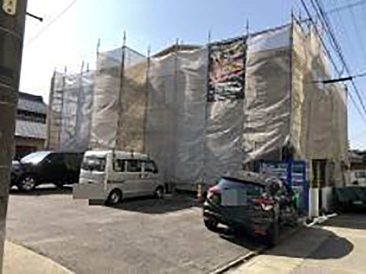 足場架けとメッシュシートを設置します。