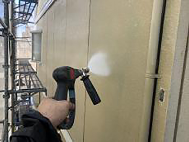 壁を高圧ジェットで洗浄します。