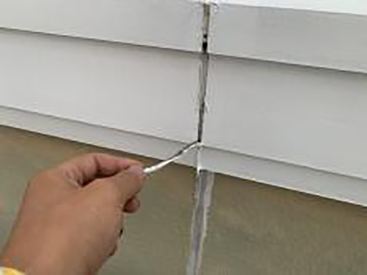 帯ジョイント部のコーキングを撤去します。