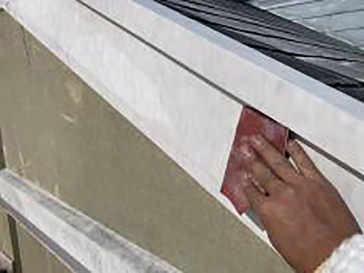 破風の素地を調整します。