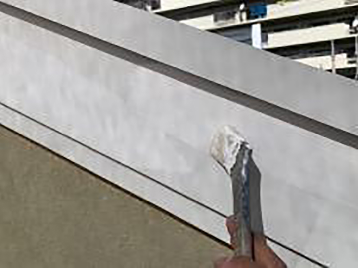 破風にサビ止めを塗布します。