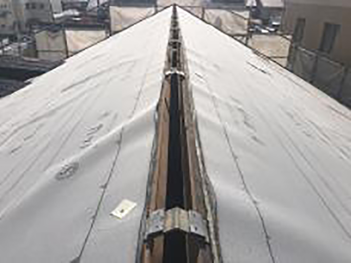 ルーフィング（防水シート）を設置します。