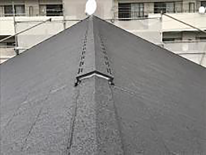 ガルバリウム鋼板を設置します。