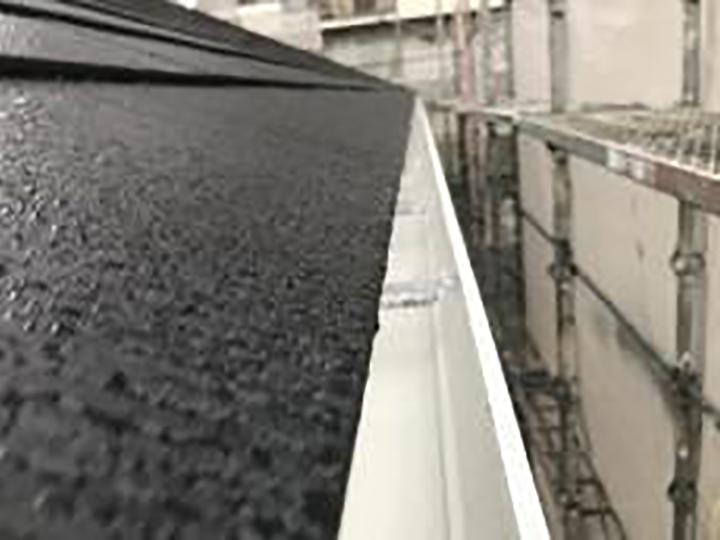 塗装後に新しい雨樋を設置しました。