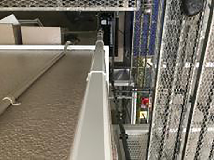 塗装後に新しい雨樋を設置しました。