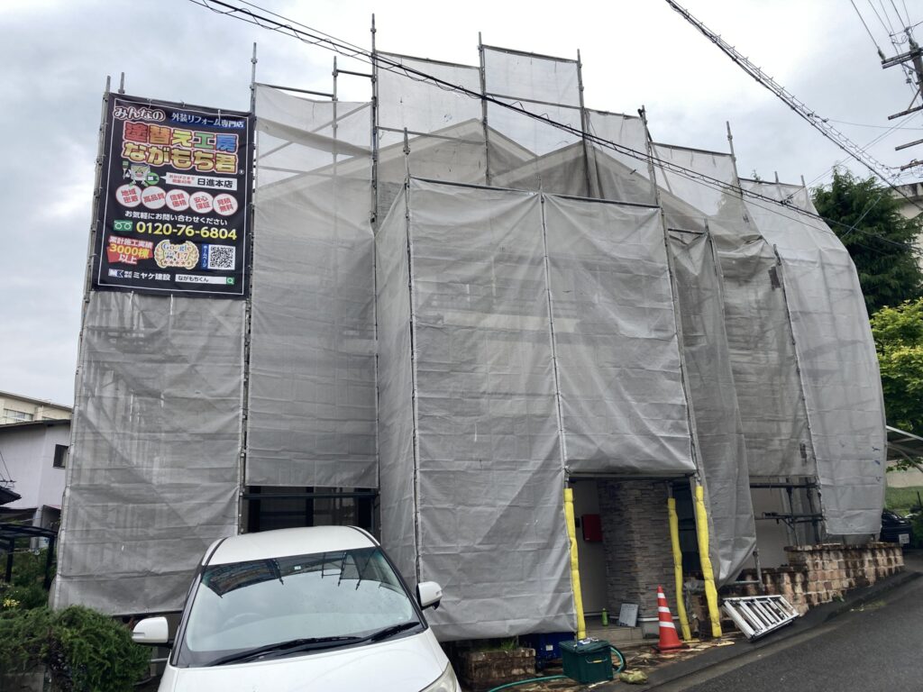 足場架けメッシュシートで飛散防止の徹底！
