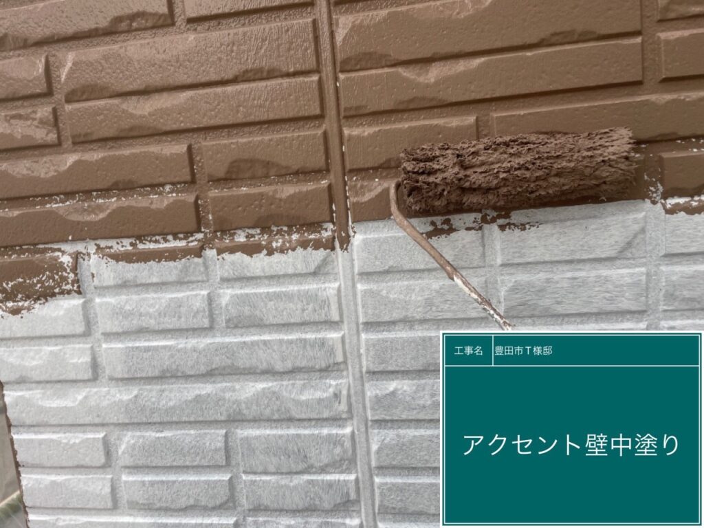 アクセント壁の中塗りを行います。