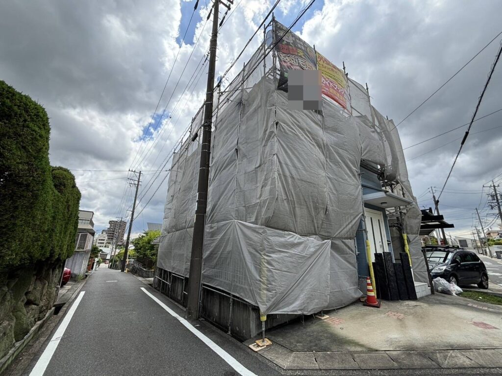 足場架けとメッシュシートを設置します。<br />
メッシュシートを設置することで塗料などが飛散することを防ぎます。