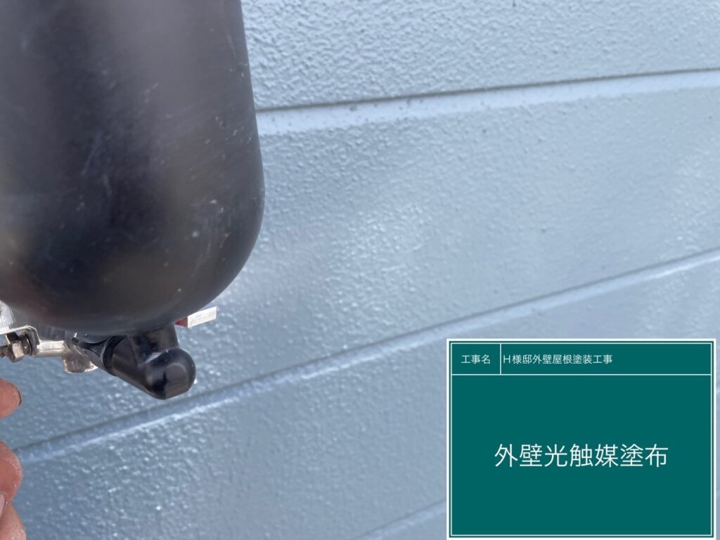外壁に光触媒コーティングクリスタルシーズンtgを塗布します。