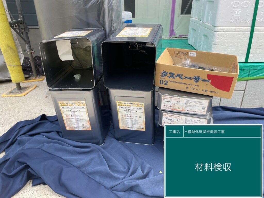 足場を解体する前に、完了立ち合いを行います。<br />
実際に使用した材料です。