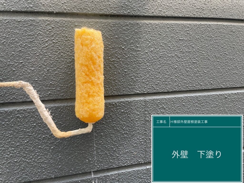 外壁に下塗りを行います。