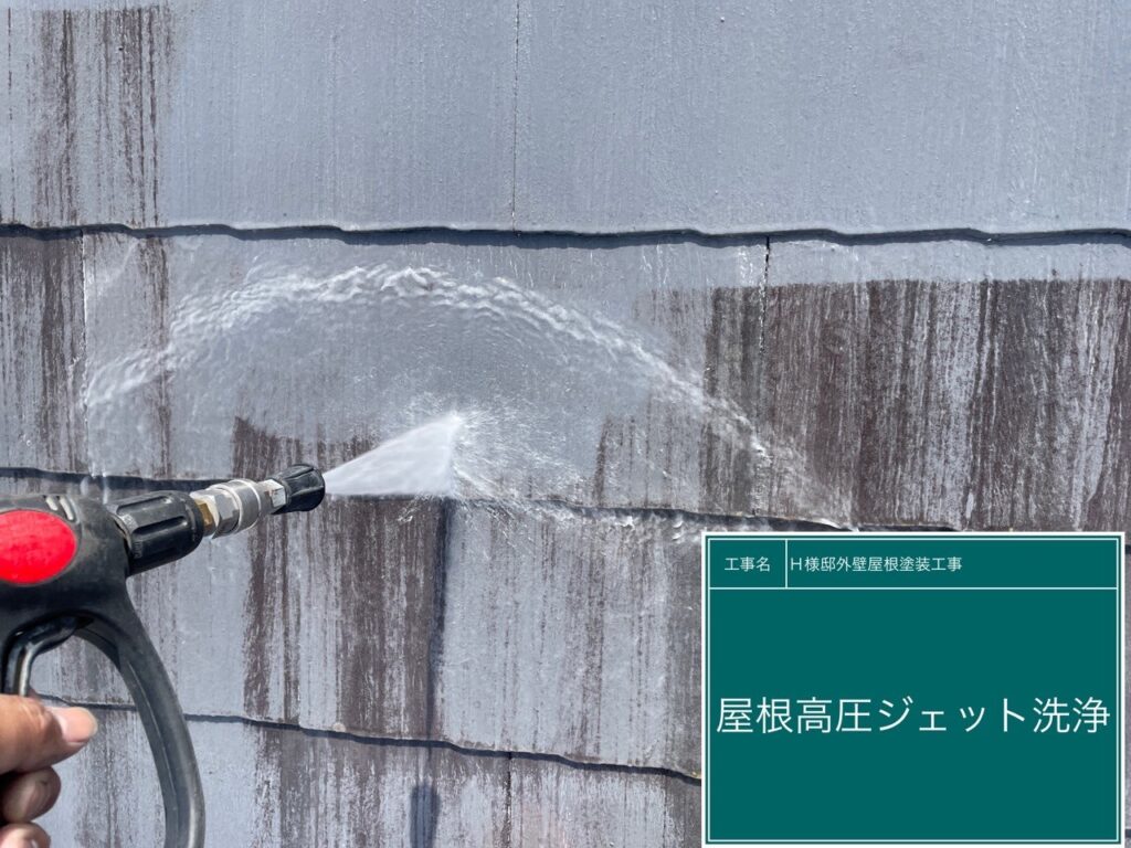 屋根にバイオ液を塗布します。