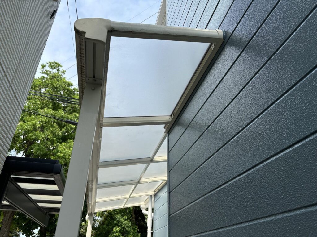 ポリカボードも高圧洗浄により綺麗に生まれ変わりました☆