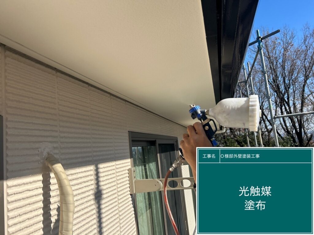 軒天に仕上げ材の光触媒プロテクトコーティング（クリスタルシーズンtg）を塗布します。