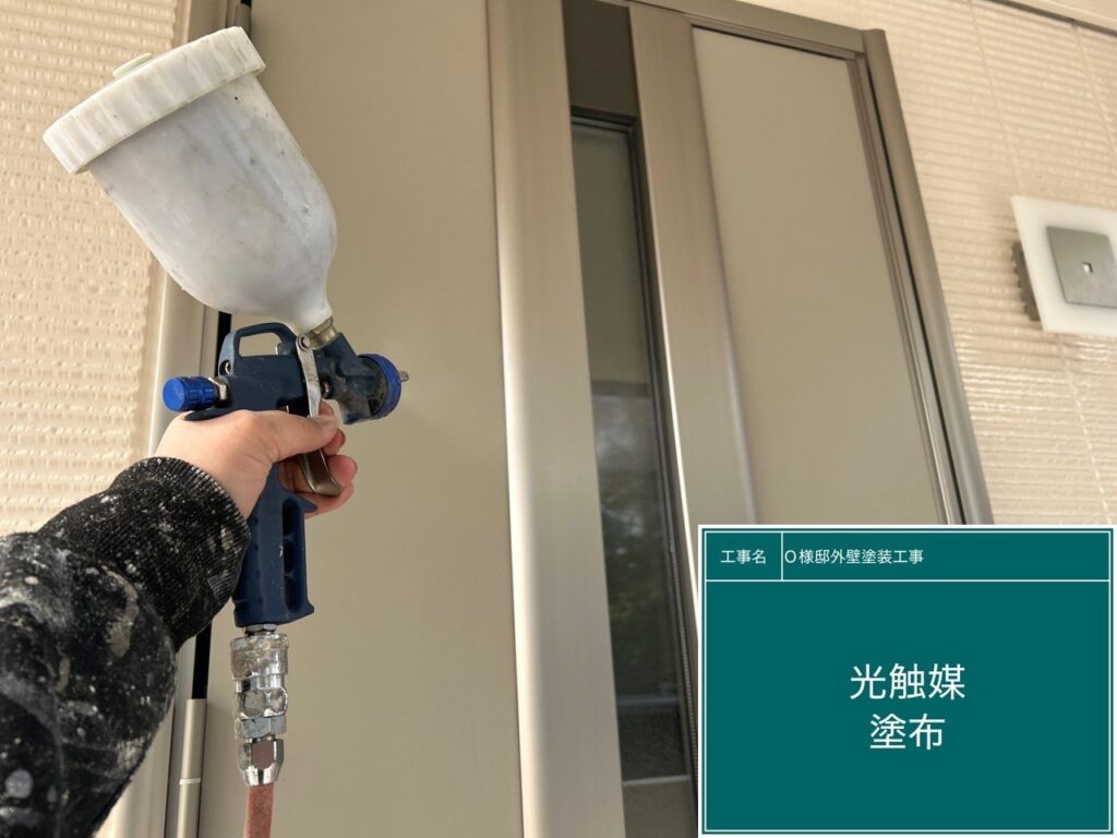 玄関に仕上げ材の光触媒プロテクトコーティング（クリスタルシーズンtg）を塗布します。