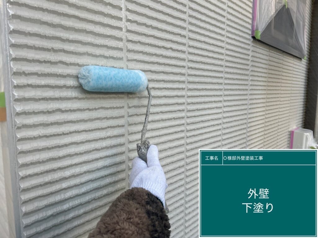 壁の下塗りを行います。