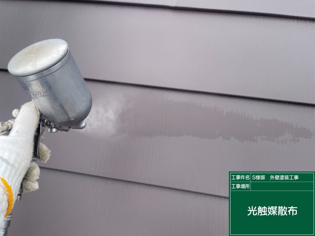 屋根に仕上げ材の光触媒プロテクトコーティング（クリスタルシーズンtg）を塗布します。