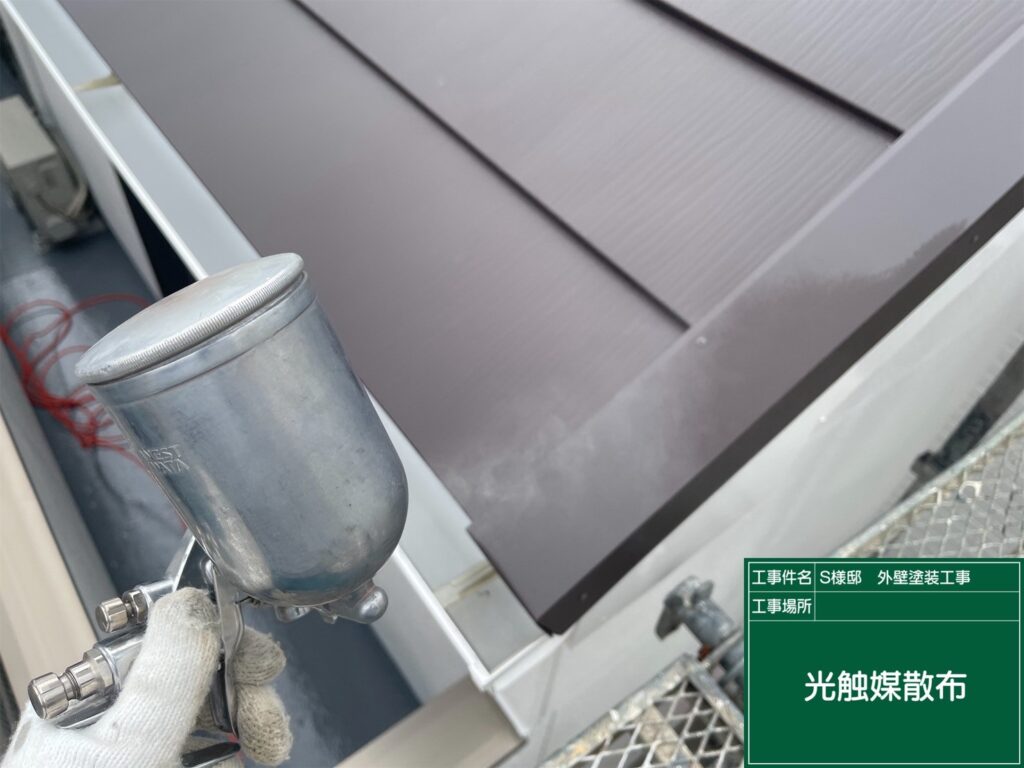 雨樋などの付帯部に仕上げ材の光触媒プロテクトコーティング（クリスタルシーズンtg）を塗布します。