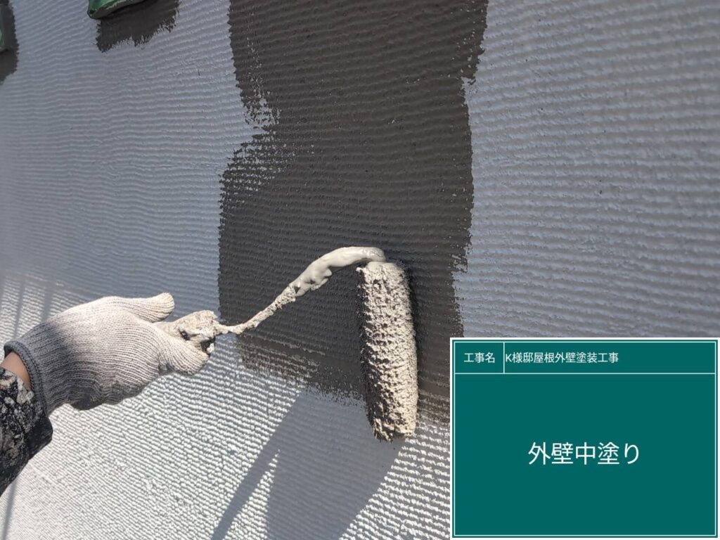 大壁部の中塗りを行います。