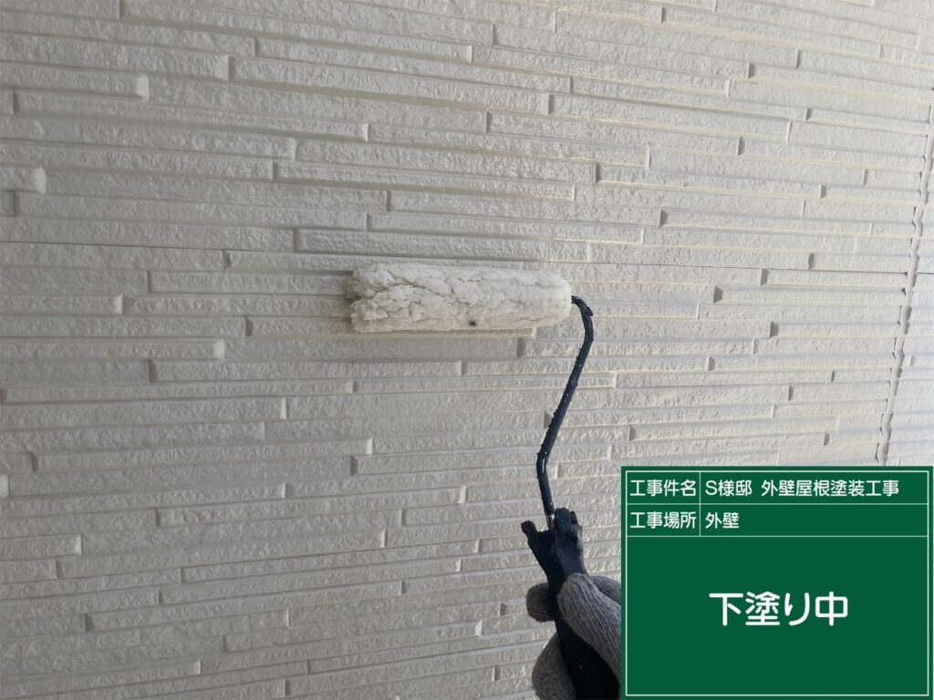 壁の下塗りを行ないます。