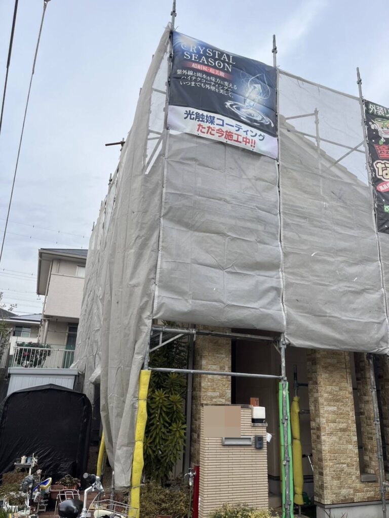 足場架け＆メッシュシート設置