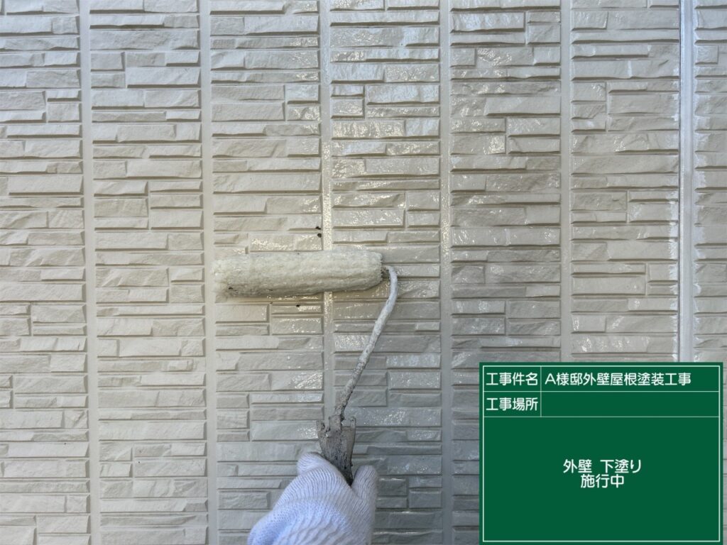 壁の下塗りを行います。