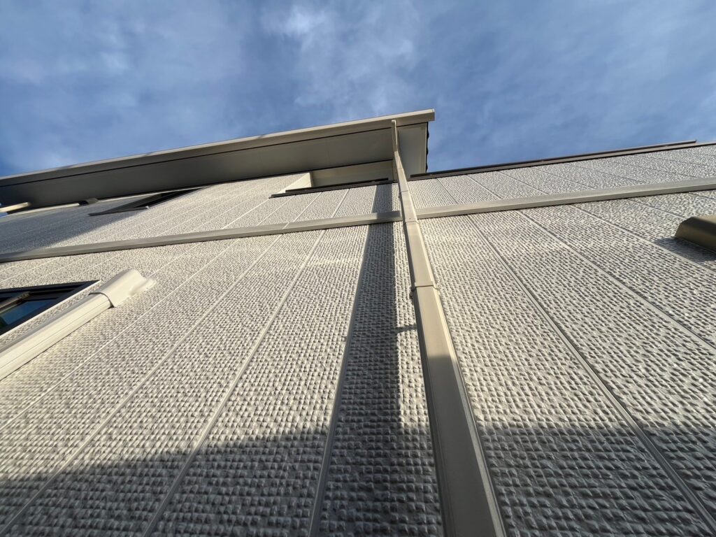 軒天や帯などの付帯部もホワイト色で全体を引き締めてくれる配色となりました。