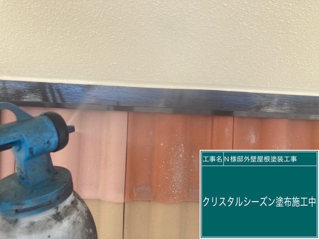 屋根板金部に仕上げ材の光触媒プロテクトコーティング（クリスタルシーズンtg）を塗布します。